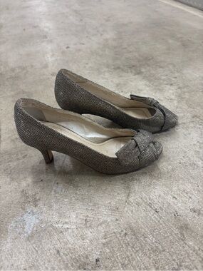 Caparros Silver Glitter Bow Peep Toe Kitten Heel Slip-On Pumps 6.5